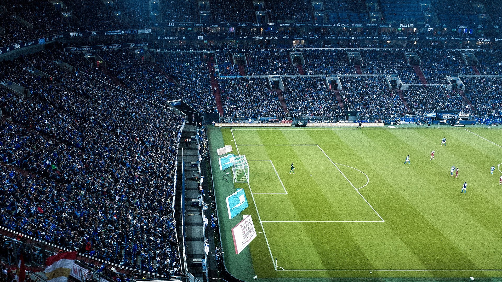 -“英超赛场火热：球队拼尽全力保榜首”，英超各项赛事